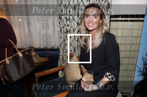 Amsterdam 23 oktober 2018
Boekpresentatie van Antoinette Scheulderman in de soho House . Eva Jinek overhandigt haar het eerste boek. Monique Hazes kwam met een vriendin