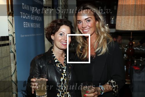Amsterdam 23 oktober 2018
Boekpresentatie van Antoinette Scheulderman in de soho House . Eva Jinek overhandigt haar het eerste boek. Monique Hazes kwam met een vriendin