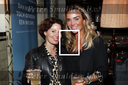 Amsterdam 23 oktober 2018
Boekpresentatie van Antoinette Scheulderman in de soho House . Eva Jinek overhandigt haar het eerste boek. Monique Hazes kwam met een vriendin