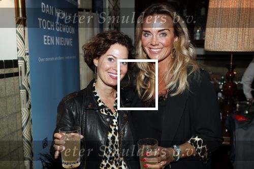 Amsterdam 23 oktober 2018
Boekpresentatie van Antoinette Scheulderman in de soho House . Eva Jinek overhandigt haar het eerste boek. Monique Hazes kwam met een vriendin