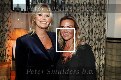 Amsterdam 23 oktober 2018
Boekpresentatie van Antoinette Scheulderman in de soho House . Eva Jinek overhandigt haar het eerste boek. Monique Hazes