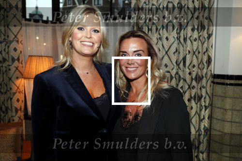Amsterdam 23 oktober 2018
Boekpresentatie van Antoinette Scheulderman in de soho House . Eva Jinek overhandigt haar het eerste boek. Monique Hazes