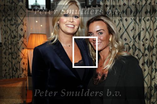 Amsterdam 23 oktober 2018
Boekpresentatie van Antoinette Scheulderman in de soho House . Eva Jinek overhandigt haar het eerste boek. Monique Hazes