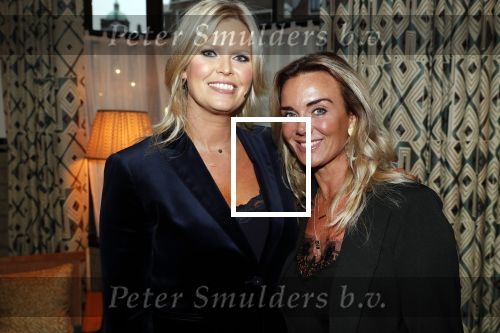 Amsterdam 23 oktober 2018
Boekpresentatie van Antoinette Scheulderman in de soho House . Eva Jinek overhandigt haar het eerste boek. Monique Hazes