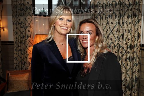 Amsterdam 23 oktober 2018
Boekpresentatie van Antoinette Scheulderman in de soho House . Eva Jinek overhandigt haar het eerste boek. Monique Hazes