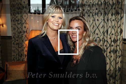 Amsterdam 23 oktober 2018
Boekpresentatie van Antoinette Scheulderman in de soho House . Eva Jinek overhandigt haar het eerste boek. Monique Hazes