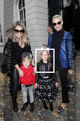 Den Haag 14 oktober 2018
Premiere Woezel en pip in koninklijke schouwburg Den haag. Nikkie Plessen kwam met haar zoon en vriendin Natasha Poly en haar dochter