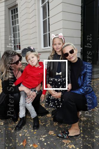 Den Haag 14 oktober 2018
Premiere Woezel en pip in koninklijke schouwburg Den haag. Nikkie Plessen kwam met haar zoon en vriendin Natasha Poly en haar dochter
