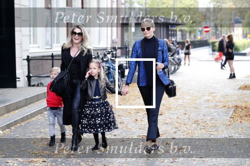 Den Haag 14 oktober 2018
Premiere Woezel en pip in koninklijke schouwburg Den haag. Nikkie Plessen kwam met haar zoon en vriendin Natasha Poly en haar dochter