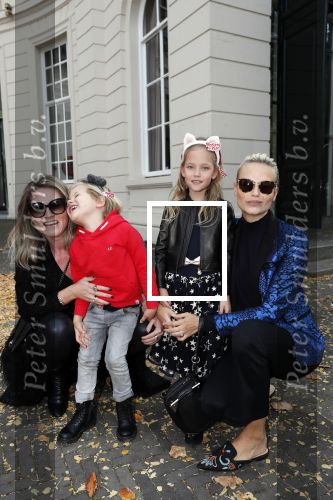 Den Haag 14 oktober 2018
Premiere Woezel en pip in koninklijke schouwburg Den haag. Nikkie Plessen kwam met haar zoon en vriendin Natasha Poly en haar dochter