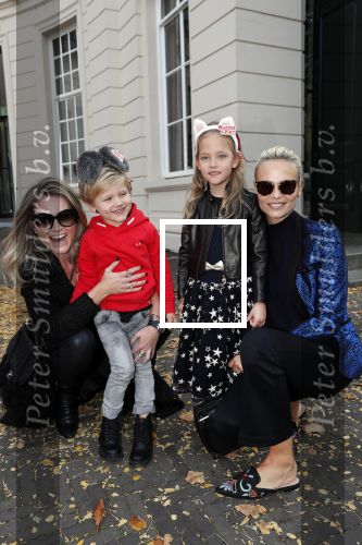 Den Haag 14 oktober 2018
Premiere Woezel en pip in koninklijke schouwburg Den haag. Nikkie Plessen kwam met haar zoon en vriendin Natasha Poly en haar dochter