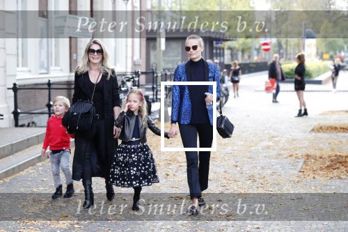 Den Haag 14 oktober 2018
Premiere Woezel en pip in koninklijke schouwburg Den haag. Nikkie Plessen kwam met haar zoon en vriendin Natasha Poly en haar dochter