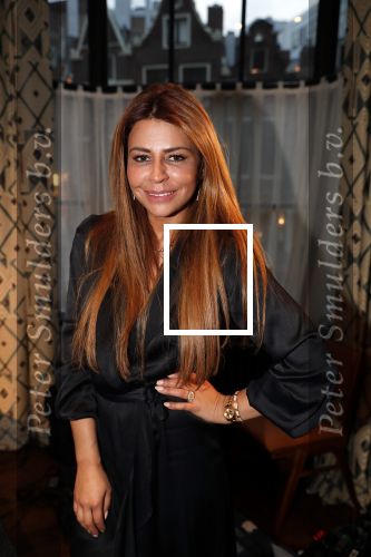 Amsterdam 23 oktober 2018
Boekpresentatie van Antoinette Scheulderman in de soho House . Eva Jinek overhandigt haar het eerste boek. Olcay Gulsen