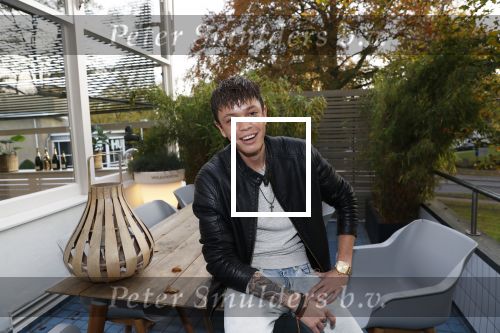 Hilversum 6 november 2018
Dries Roelvink interviewt voor Story Quincy Wilson Luc v Essen en Julia v Helvoirt uit het sbs6 programma house of Talent