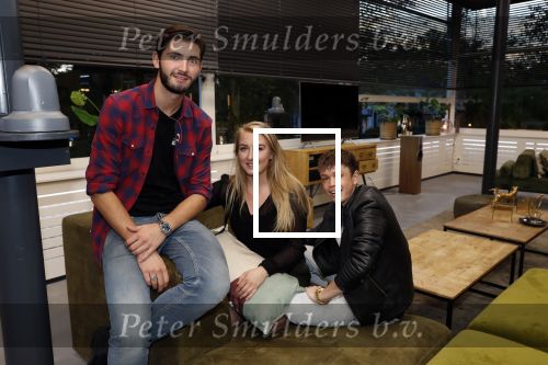 Hilversum 6 november 2018
Dries Roelvink interviewt voor Story Quincy Wilson Luc v Essen en Julia v Helvoirt uit het sbs6 programma house of Talent