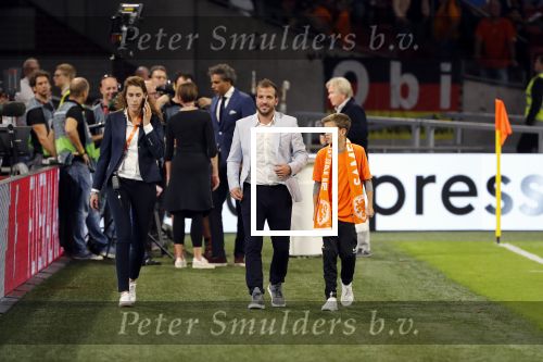 Amsterdam 13 oktober 2018
Nederland - Duitsland in de Johan Cruijff arens . eindstand 3-0
Na de Wedstrijd werden Dirk Kuyt en Rafael v d Vaart  gehuldigd. Dirk had zijn vrouw Gertrude en kinderen meegenomen. Rafael had zijn vriendin Estavan Polman en zijn kinderen Damian en Jesslynn meegenomen . Ook zijn ouders en schoonouders waren erbij.