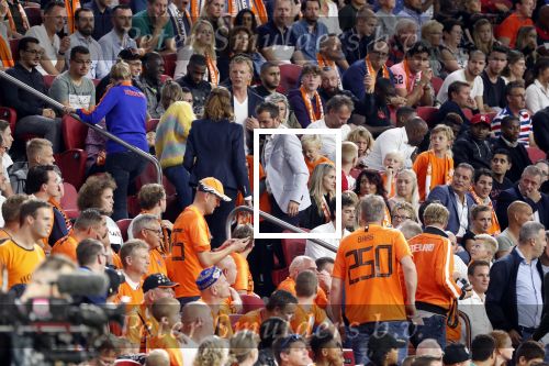 Amsterdam 13 oktober 2018
Nederland - Duitsland in de Johan Cruijff arens . eindstand 3-0
Na de Wedstrijd werden Dirk Kuyt en Rafael v d Vaart  gehuldigd. Dirk had zijn vrouw Gertrude en kinderen meegenomen. Rafael had zijn vriendin Estavan Polman en zijn kinderen Damian en Jesslynn meegenomen . Ook zijn ouders en schoonouders waren erbij.