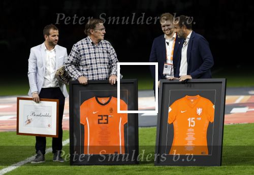 Amsterdam 13 oktober 2018
Nederland - Duitsland in de Johan Cruijff arens . eindstand 3-0
Na de Wedstrijd werden Dirk Kuyt en Rafael v d Vaart  gehuldigd. Dirk had zijn vrouw Gertrude en kinderen meegenomen. Rafael had zijn vriendin Estavan Polman en zijn kinderen Damian en Jesslynn meegenomen . Ook zijn ouders en schoonouders waren erbij.