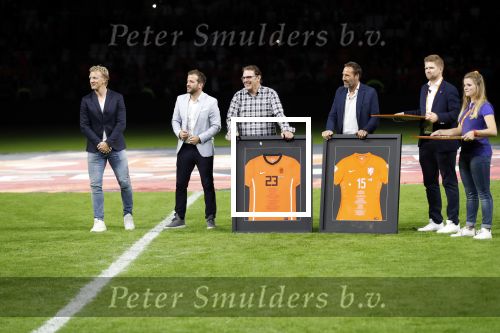 Amsterdam 13 oktober 2018
Nederland - Duitsland in de Johan Cruijff arens . eindstand 3-0
Na de Wedstrijd werden Dirk Kuyt en Rafael v d Vaart  gehuldigd. Dirk had zijn vrouw Gertrude en kinderen meegenomen. Rafael had zijn vriendin Estavan Polman en zijn kinderen Damian en Jesslynn meegenomen . Ook zijn ouders en schoonouders waren erbij.