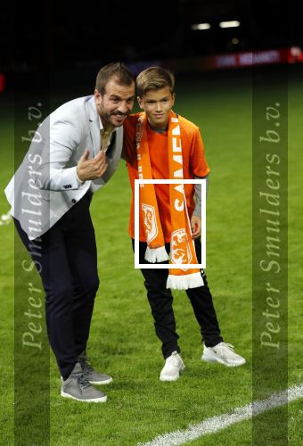 Amsterdam 13 oktober 2018
Nederland - Duitsland in de Johan Cruijff arens . eindstand 3-0
Na de Wedstrijd werden Dirk Kuyt en Rafael v d Vaart  gehuldigd. Dirk had zijn vrouw Gertrude en kinderen meegenomen. Rafael had zijn vriendin Estavan Polman en zijn kinderen Damian en Jesslynn meegenomen . Ook zijn ouders en schoonouders waren erbij.