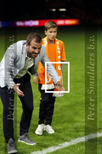 Amsterdam 13 oktober 2018
Nederland - Duitsland in de Johan Cruijff arens . eindstand 3-0
Na de Wedstrijd werden Dirk Kuyt en Rafael v d Vaart  gehuldigd. Dirk had zijn vrouw Gertrude en kinderen meegenomen. Rafael had zijn vriendin Estavan Polman en zijn kinderen Damian en Jesslynn meegenomen . Ook zijn ouders en schoonouders waren erbij.