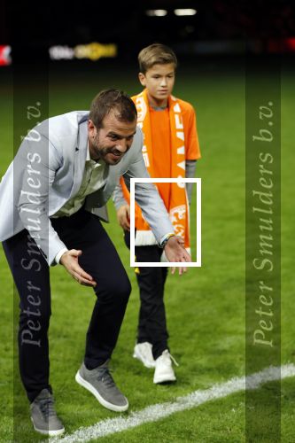 Amsterdam 13 oktober 2018
Nederland - Duitsland in de Johan Cruijff arens . eindstand 3-0
Na de Wedstrijd werden Dirk Kuyt en Rafael v d Vaart  gehuldigd. Dirk had zijn vrouw Gertrude en kinderen meegenomen. Rafael had zijn vriendin Estavan Polman en zijn kinderen Damian en Jesslynn meegenomen . Ook zijn ouders en schoonouders waren erbij.