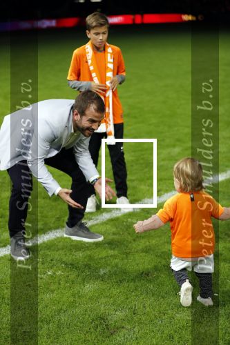 Amsterdam 13 oktober 2018
Nederland - Duitsland in de Johan Cruijff arens . eindstand 3-0
Na de Wedstrijd werden Dirk Kuyt en Rafael v d Vaart  gehuldigd. Dirk had zijn vrouw Gertrude en kinderen meegenomen. Rafael had zijn vriendin Estavan Polman en zijn kinderen Damian en Jesslynn meegenomen . Ook zijn ouders en schoonouders waren erbij.