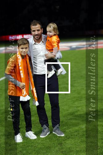 Amsterdam 13 oktober 2018
Nederland - Duitsland in de Johan Cruijff arens . eindstand 3-0
Na de Wedstrijd werden Dirk Kuyt en Rafael v d Vaart  gehuldigd. Dirk had zijn vrouw Gertrude en kinderen meegenomen. Rafael had zijn vriendin Estavan Polman en zijn kinderen Damian en Jesslynn meegenomen . Ook zijn ouders en schoonouders waren erbij.
