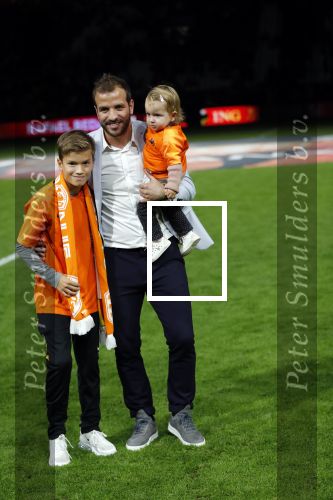 Amsterdam 13 oktober 2018
Nederland - Duitsland in de Johan Cruijff arens . eindstand 3-0
Na de Wedstrijd werden Dirk Kuyt en Rafael v d Vaart  gehuldigd. Dirk had zijn vrouw Gertrude en kinderen meegenomen. Rafael had zijn vriendin Estavan Polman en zijn kinderen Damian en Jesslynn meegenomen . Ook zijn ouders en schoonouders waren erbij.