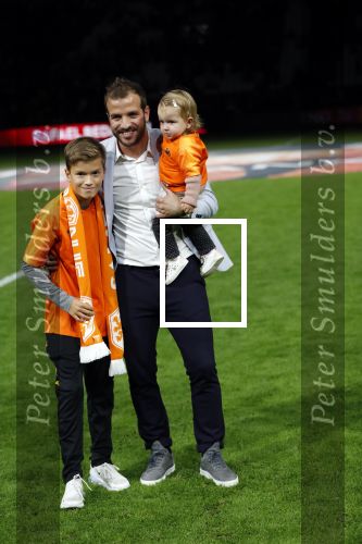 Amsterdam 13 oktober 2018
Nederland - Duitsland in de Johan Cruijff arens . eindstand 3-0
Na de Wedstrijd werden Dirk Kuyt en Rafael v d Vaart  gehuldigd. Dirk had zijn vrouw Gertrude en kinderen meegenomen. Rafael had zijn vriendin Estavan Polman en zijn kinderen Damian en Jesslynn meegenomen . Ook zijn ouders en schoonouders waren erbij.