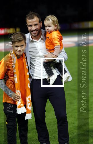 Amsterdam 13 oktober 2018
Nederland - Duitsland in de Johan Cruijff arens . eindstand 3-0
Na de Wedstrijd werden Dirk Kuyt en Rafael v d Vaart  gehuldigd. Dirk had zijn vrouw Gertrude en kinderen meegenomen. Rafael had zijn vriendin Estavan Polman en zijn kinderen Damian en Jesslynn meegenomen . Ook zijn ouders en schoonouders waren erbij.
