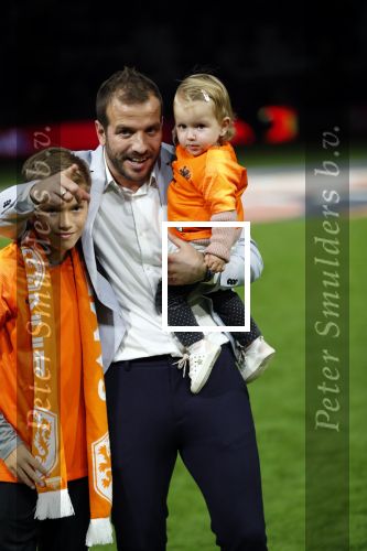 Amsterdam 13 oktober 2018
Nederland - Duitsland in de Johan Cruijff arens . eindstand 3-0
Na de Wedstrijd werden Dirk Kuyt en Rafael v d Vaart  gehuldigd. Dirk had zijn vrouw Gertrude en kinderen meegenomen. Rafael had zijn vriendin Estavan Polman en zijn kinderen Damian en Jesslynn meegenomen . Ook zijn ouders en schoonouders waren erbij.