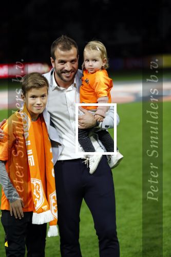 Amsterdam 13 oktober 2018
Nederland - Duitsland in de Johan Cruijff arens . eindstand 3-0
Na de Wedstrijd werden Dirk Kuyt en Rafael v d Vaart  gehuldigd. Dirk had zijn vrouw Gertrude en kinderen meegenomen. Rafael had zijn vriendin Estavan Polman en zijn kinderen Damian en Jesslynn meegenomen . Ook zijn ouders en schoonouders waren erbij.