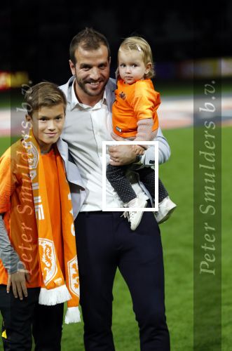 Amsterdam 13 oktober 2018
Nederland - Duitsland in de Johan Cruijff arens . eindstand 3-0
Na de Wedstrijd werden Dirk Kuyt en Rafael v d Vaart  gehuldigd. Dirk had zijn vrouw Gertrude en kinderen meegenomen. Rafael had zijn vriendin Estavan Polman en zijn kinderen Damian en Jesslynn meegenomen . Ook zijn ouders en schoonouders waren erbij.