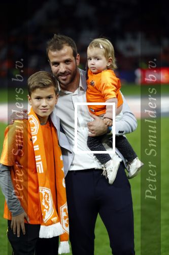 Amsterdam 13 oktober 2018
Nederland - Duitsland in de Johan Cruijff arens . eindstand 3-0
Na de Wedstrijd werden Dirk Kuyt en Rafael v d Vaart  gehuldigd. Dirk had zijn vrouw Gertrude en kinderen meegenomen. Rafael had zijn vriendin Estavan Polman en zijn kinderen Damian en Jesslynn meegenomen . Ook zijn ouders en schoonouders waren erbij.