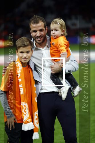 Amsterdam 13 oktober 2018
Nederland - Duitsland in de Johan Cruijff arens . eindstand 3-0
Na de Wedstrijd werden Dirk Kuyt en Rafael v d Vaart  gehuldigd. Dirk had zijn vrouw Gertrude en kinderen meegenomen. Rafael had zijn vriendin Estavan Polman en zijn kinderen Damian en Jesslynn meegenomen . Ook zijn ouders en schoonouders waren erbij.