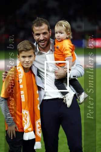 Amsterdam 13 oktober 2018
Nederland - Duitsland in de Johan Cruijff arens . eindstand 3-0
Na de Wedstrijd werden Dirk Kuyt en Rafael v d Vaart  gehuldigd. Dirk had zijn vrouw Gertrude en kinderen meegenomen. Rafael had zijn vriendin Estavan Polman en zijn kinderen Damian en Jesslynn meegenomen . Ook zijn ouders en schoonouders waren erbij.