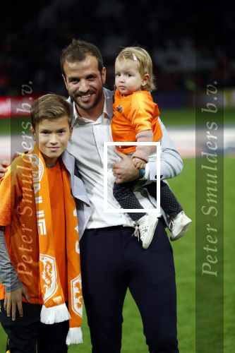 Amsterdam 13 oktober 2018
Nederland - Duitsland in de Johan Cruijff arens . eindstand 3-0
Na de Wedstrijd werden Dirk Kuyt en Rafael v d Vaart  gehuldigd. Dirk had zijn vrouw Gertrude en kinderen meegenomen. Rafael had zijn vriendin Estavan Polman en zijn kinderen Damian en Jesslynn meegenomen . Ook zijn ouders en schoonouders waren erbij.
