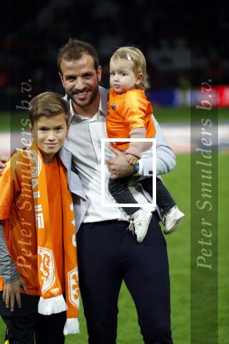 Amsterdam 13 oktober 2018
Nederland - Duitsland in de Johan Cruijff arens . eindstand 3-0
Na de Wedstrijd werden Dirk Kuyt en Rafael v d Vaart  gehuldigd. Dirk had zijn vrouw Gertrude en kinderen meegenomen. Rafael had zijn vriendin Estavan Polman en zijn kinderen Damian en Jesslynn meegenomen . Ook zijn ouders en schoonouders waren erbij.