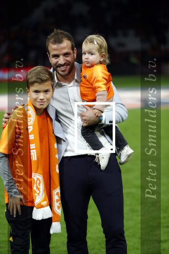 Amsterdam 13 oktober 2018
Nederland - Duitsland in de Johan Cruijff arens . eindstand 3-0
Na de Wedstrijd werden Dirk Kuyt en Rafael v d Vaart  gehuldigd. Dirk had zijn vrouw Gertrude en kinderen meegenomen. Rafael had zijn vriendin Estavan Polman en zijn kinderen Damian en Jesslynn meegenomen . Ook zijn ouders en schoonouders waren erbij.
