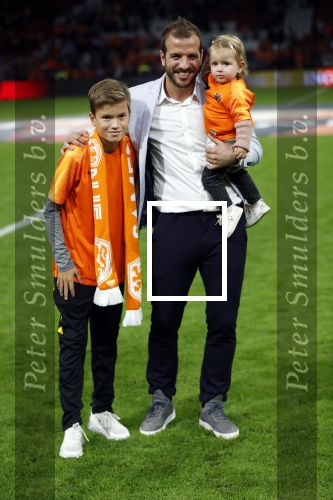 Amsterdam 13 oktober 2018
Nederland - Duitsland in de Johan Cruijff arens . eindstand 3-0
Na de Wedstrijd werden Dirk Kuyt en Rafael v d Vaart  gehuldigd. Dirk had zijn vrouw Gertrude en kinderen meegenomen. Rafael had zijn vriendin Estavan Polman en zijn kinderen Damian en Jesslynn meegenomen . Ook zijn ouders en schoonouders waren erbij.