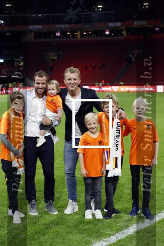 Amsterdam 13 oktober 2018
Nederland - Duitsland in de Johan Cruijff arens . eindstand 3-0
Na de Wedstrijd werden Dirk Kuyt en Rafael v d Vaart  gehuldigd. Dirk had zijn vrouw Gertrude en kinderen meegenomen. Rafael had zijn vriendin Estavan Polman en zijn kinderen Damian en Jesslynn meegenomen . Ook zijn ouders en schoonouders waren erbij.