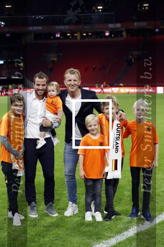 Amsterdam 13 oktober 2018
Nederland - Duitsland in de Johan Cruijff arens . eindstand 3-0
Na de Wedstrijd werden Dirk Kuyt en Rafael v d Vaart  gehuldigd. Dirk had zijn vrouw Gertrude en kinderen meegenomen. Rafael had zijn vriendin Estavan Polman en zijn kinderen Damian en Jesslynn meegenomen . Ook zijn ouders en schoonouders waren erbij.