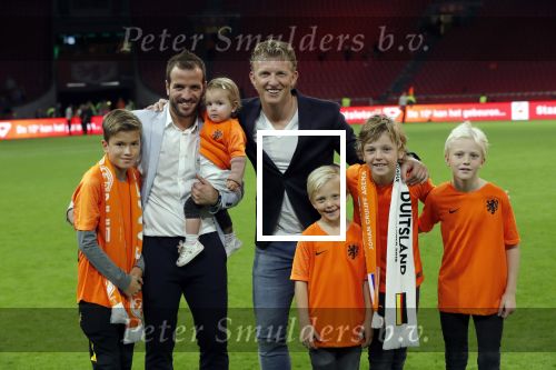 Amsterdam 13 oktober 2018
Nederland - Duitsland in de Johan Cruijff arens . eindstand 3-0
Na de Wedstrijd werden Dirk Kuyt en Rafael v d Vaart  gehuldigd. Dirk had zijn vrouw Gertrude en kinderen meegenomen. Rafael had zijn vriendin Estavan Polman en zijn kinderen Damian en Jesslynn meegenomen . Ook zijn ouders en schoonouders waren erbij.