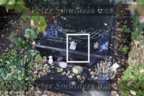 Amsterdam 9 oktober 2018
Diverse graven van bekende Nederlanders (Bners) op Zorgvlied.
Dit is het graf van Ramses Shaffy.