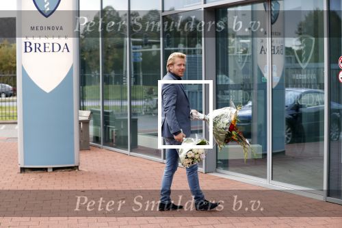 Breda 2 oktober 2018
Robbert Hinfelaar gaat op bezoek bij zijn vrouw Patricia Paay die in de kliniek medinova geopereerd is en een nieuwe heup heeft gekregen.