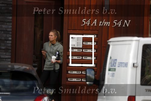 Amsterdam 17 oktober 2018
Romee Strijd en haar man Laurens v leeuwen op terras in amsterdam en bij hun appartement dat ze afgelopen zomer gekocht hebben.