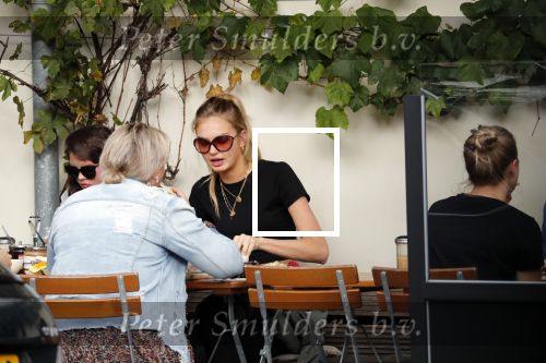 Amsterdam 17 oktober 2018
Romee Strijd en haar man Laurens v leeuwen op terras in amsterdam en bij hun appartement dat ze afgelopen zomer gekocht hebben.