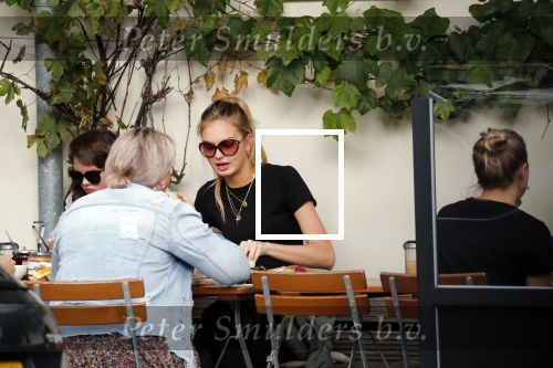 Amsterdam 17 oktober 2018
Romee Strijd en haar man Laurens v leeuwen op terras in amsterdam en bij hun appartement dat ze afgelopen zomer gekocht hebben.