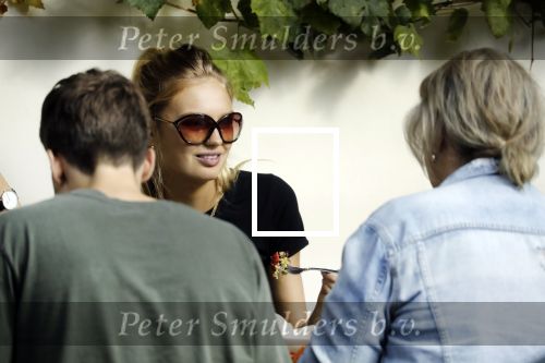 Amsterdam 17 oktober 2018
Romee Strijd en haar man Laurens v leeuwen op terras in amsterdam en bij hun appartement dat ze afgelopen zomer gekocht hebben.
